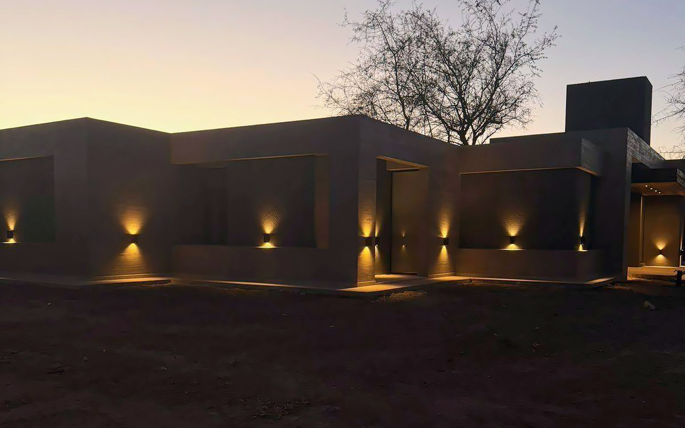 Fachada iluminada al caer el sol, obra de Romex en Córdoba