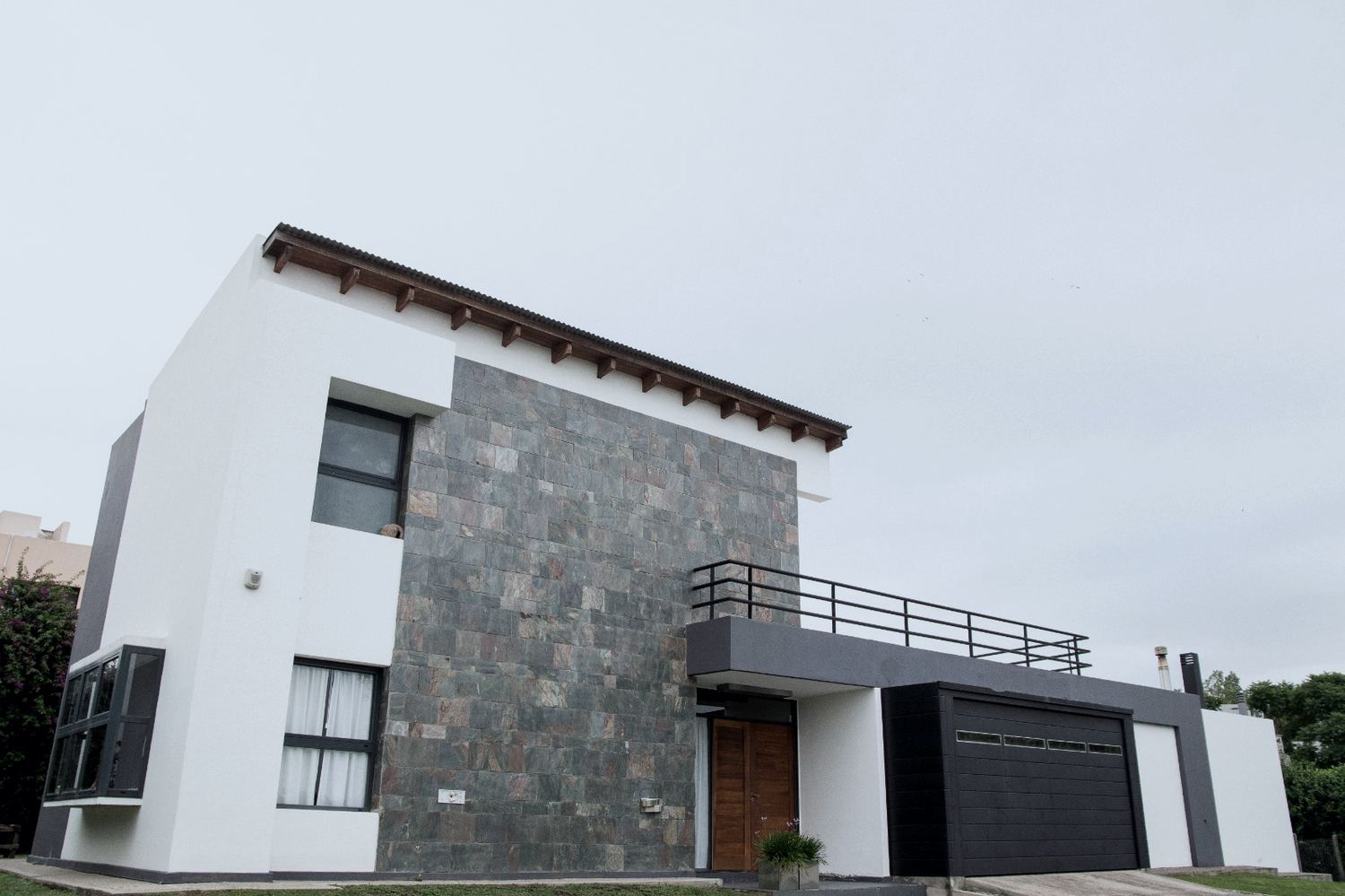 Casa blanca con revestimiento de piedra