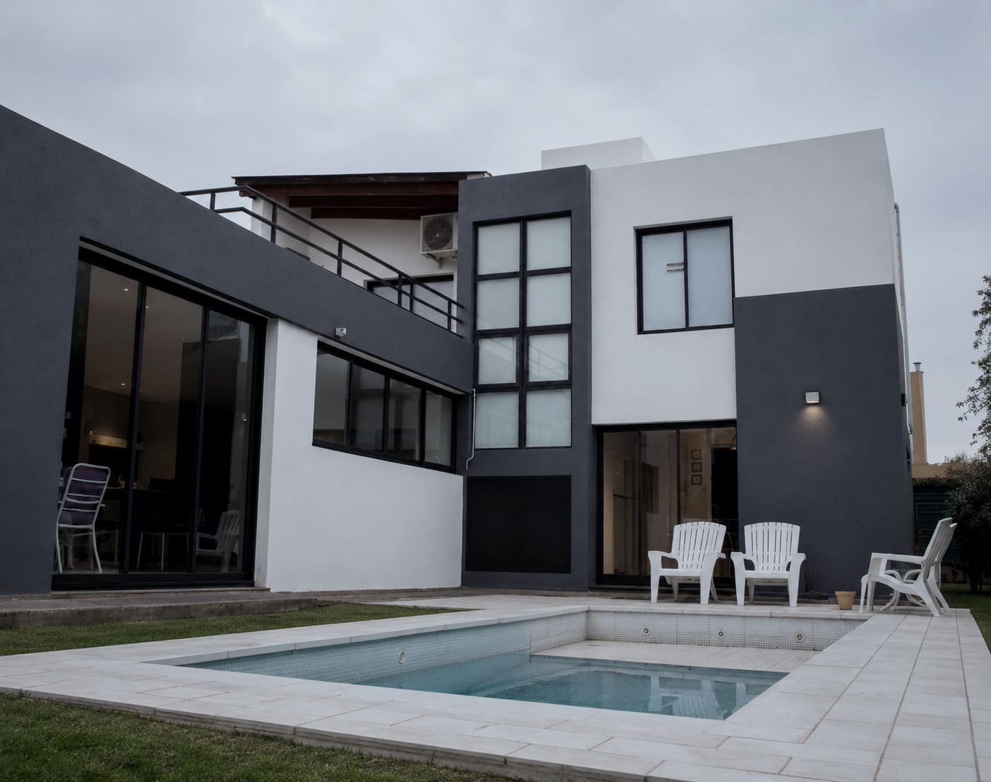 Casa moderna con pileta en el jardín